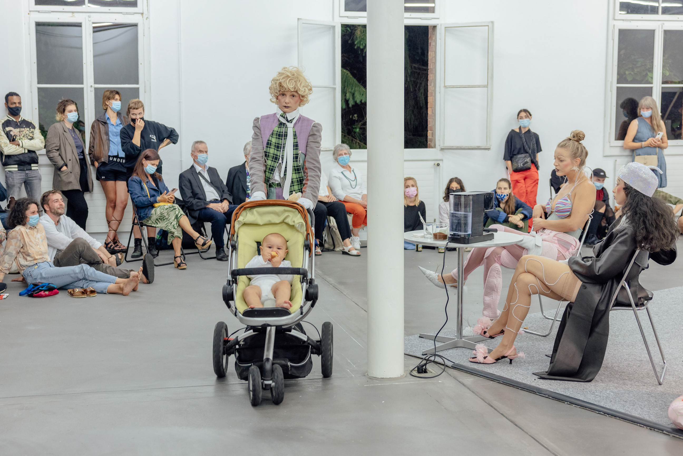 Elle était texte par l'intelligence du regard image