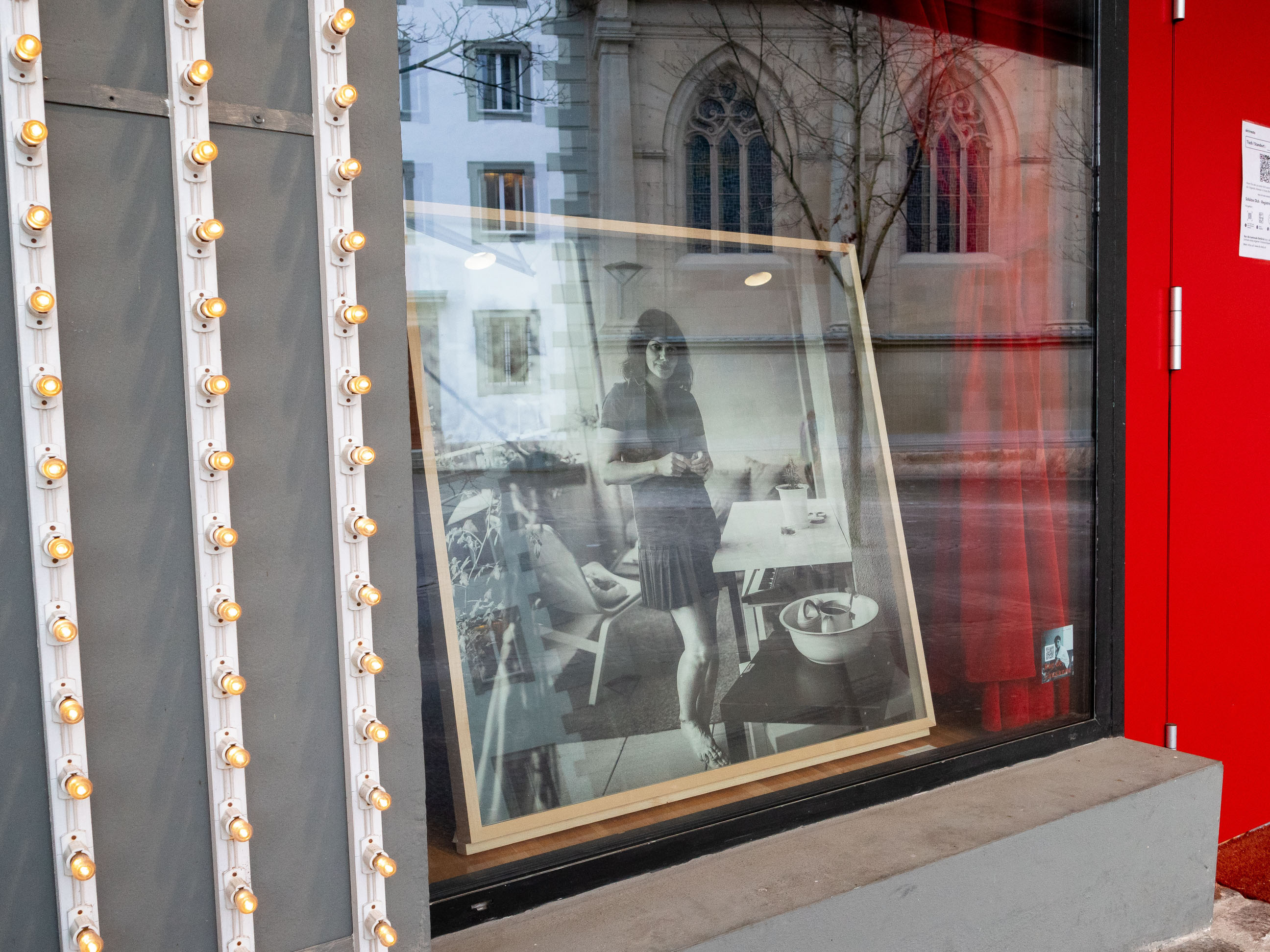 je te regarde et tu dis - Rue de Lausanne image