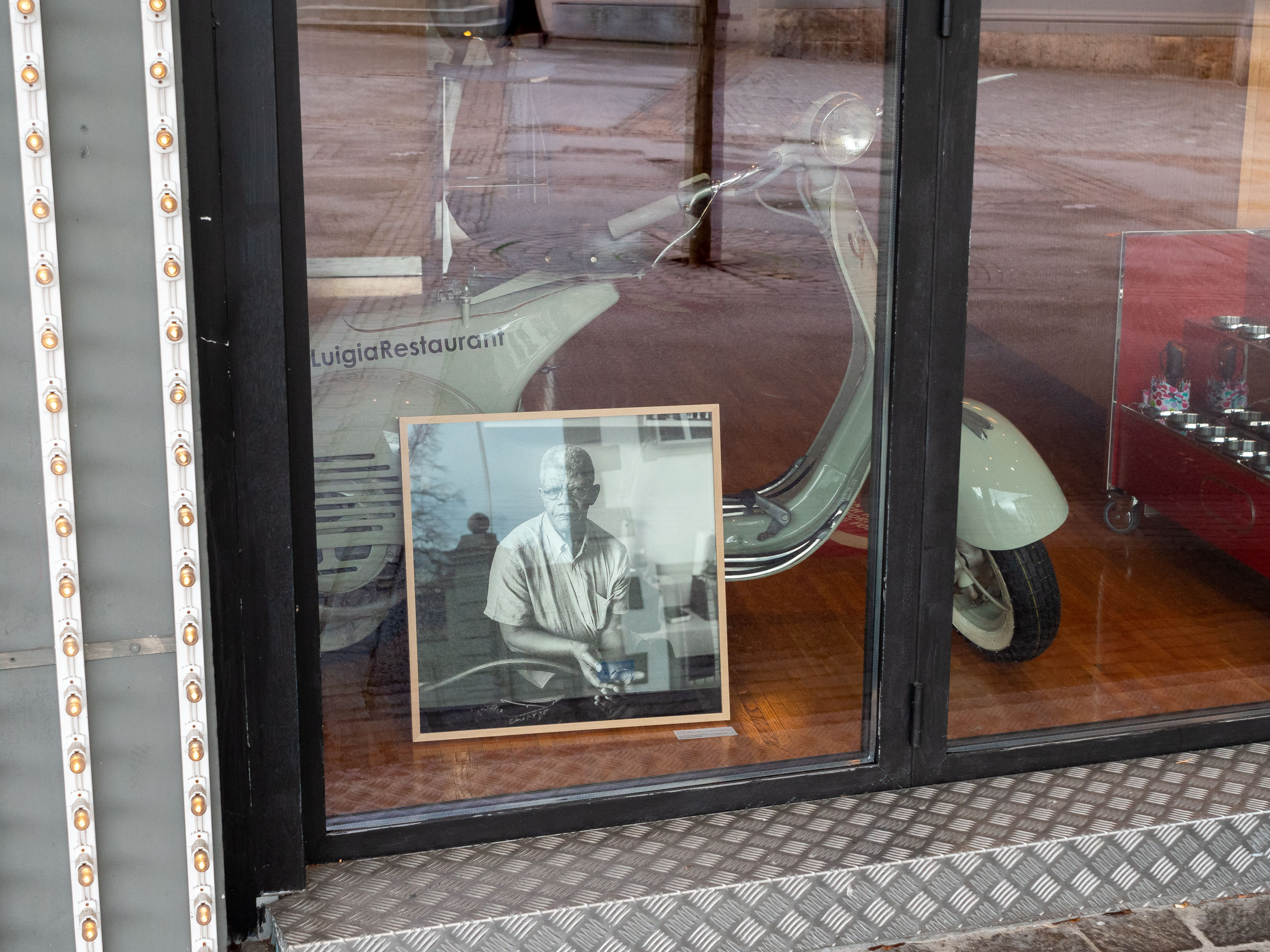 je te regarde et tu dis - Rue de Lausanne image