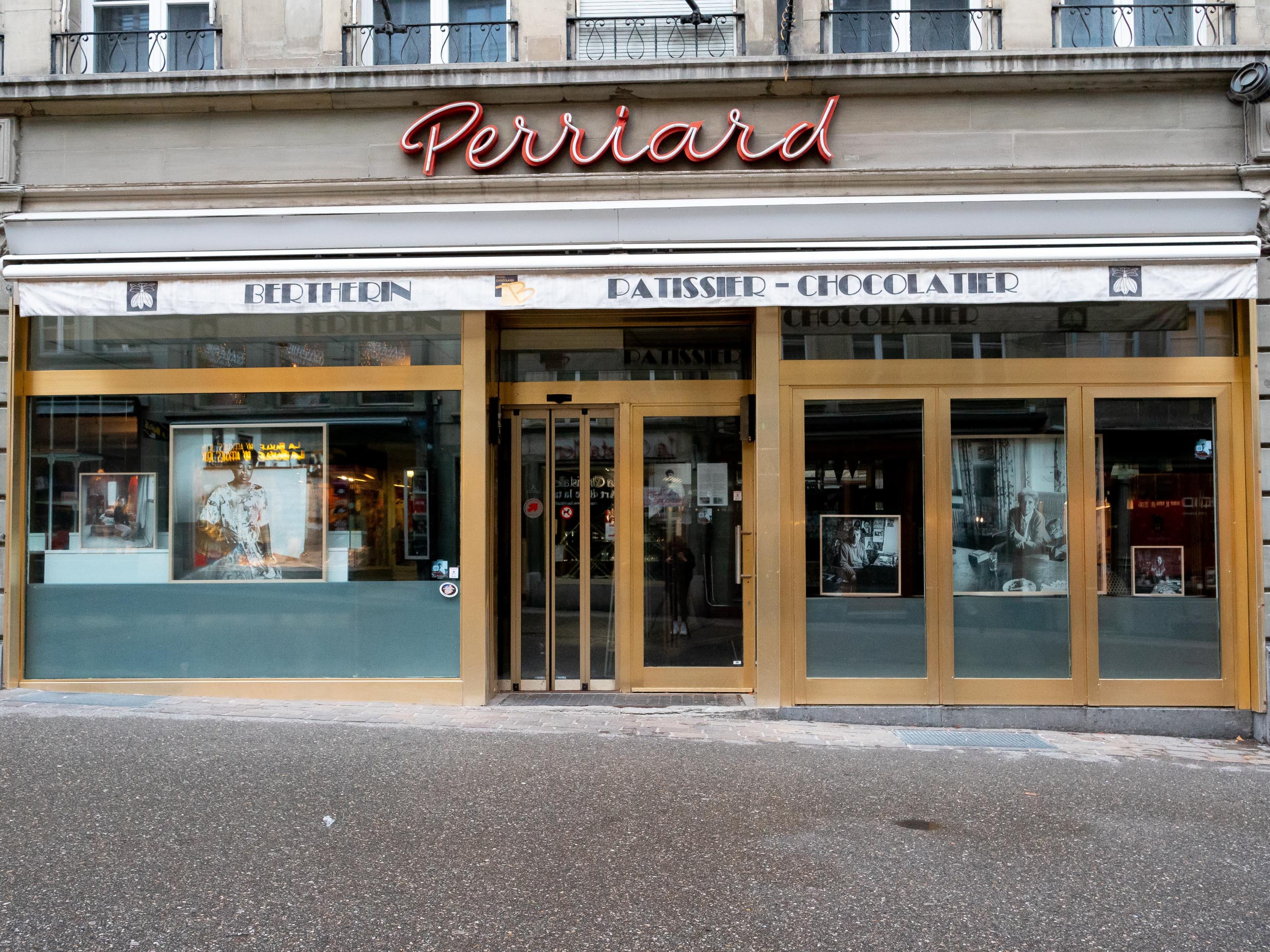 je te regarde et tu dis - Rue de Lausanne image